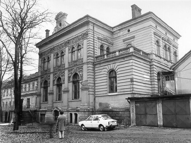 Karlovarsk� t��da, budova l�ze�sk� restaurace z obdob� kolem r. 1835