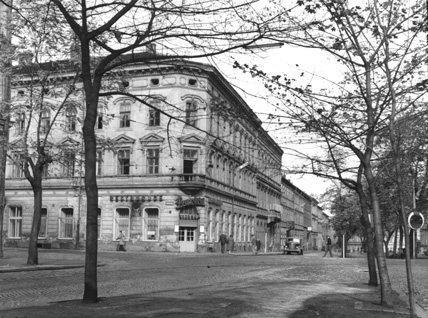 Sady P�tat�ic�tn�k�, d�m s b�valou V�de�skou kav�rnou - 1966