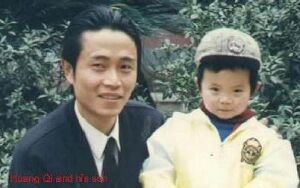 vězeň svědomí Huang Qi se synem (foto AI)